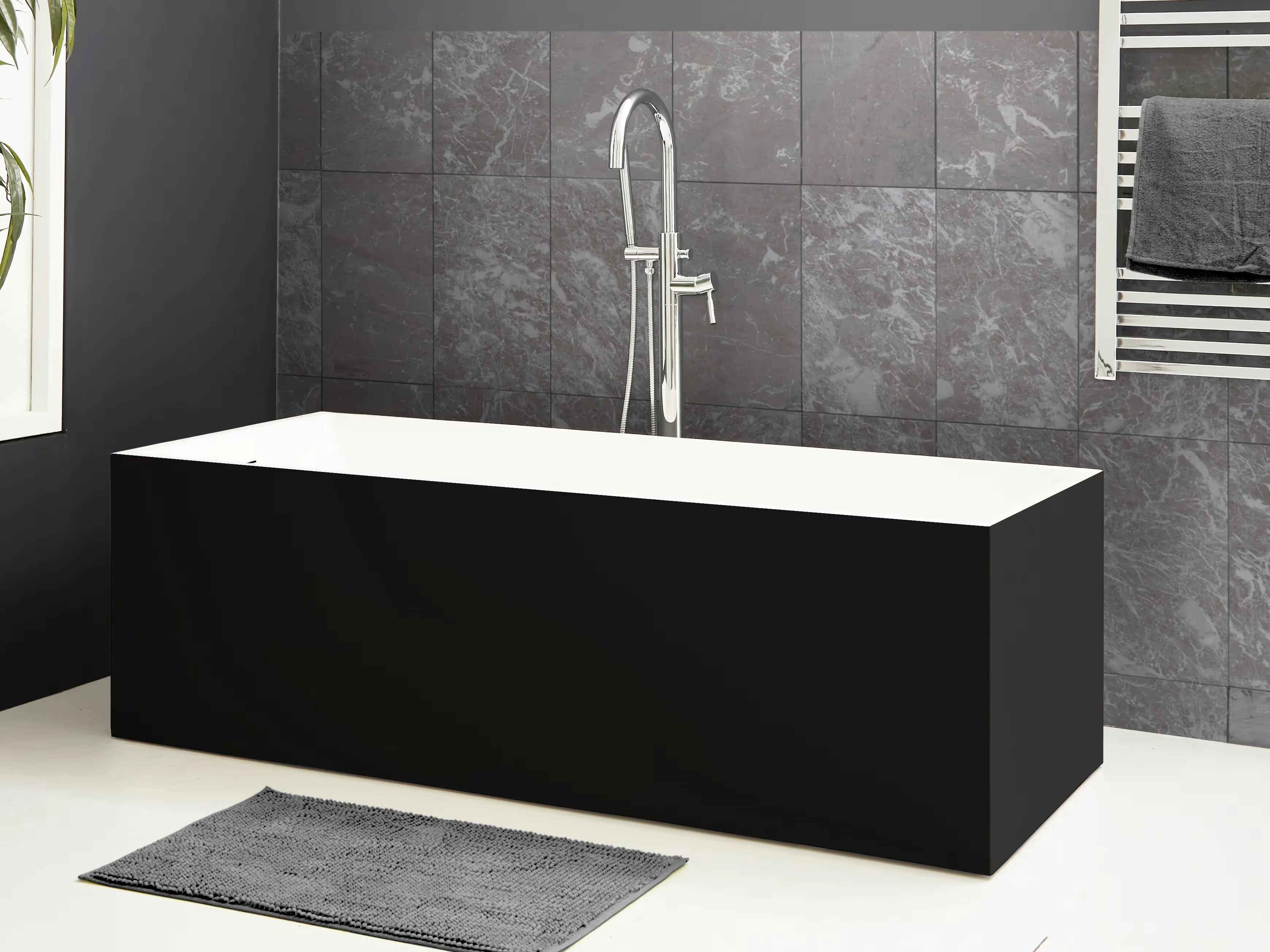 Matsort RockSolid stenbadekar Badia 170 cm i badeværelsesmiljø. Fra SPA Kompaniet.