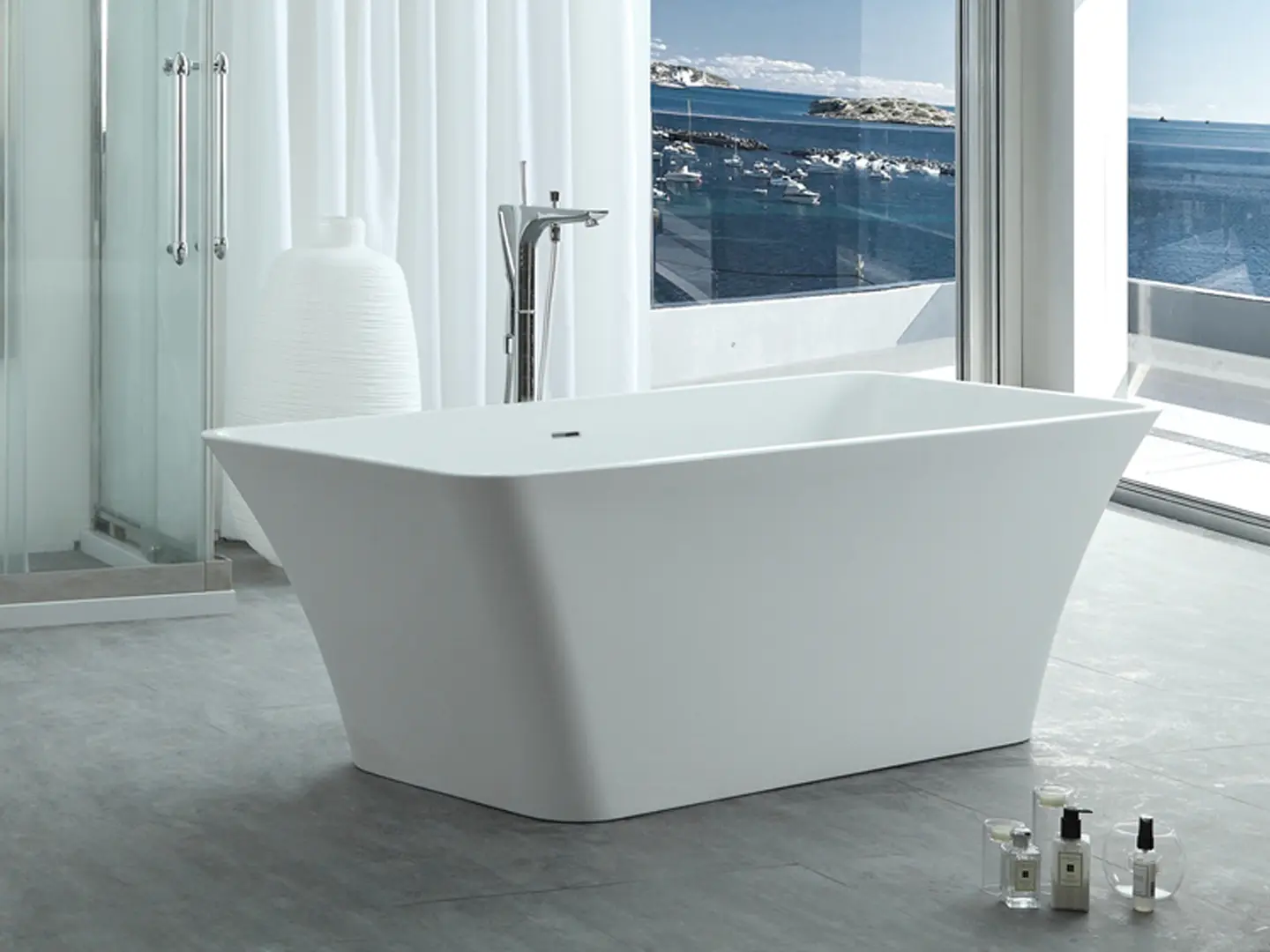Fristående badkar Gudhjem 6525 i badrumsmiljö. Från SPA Kompaniet.