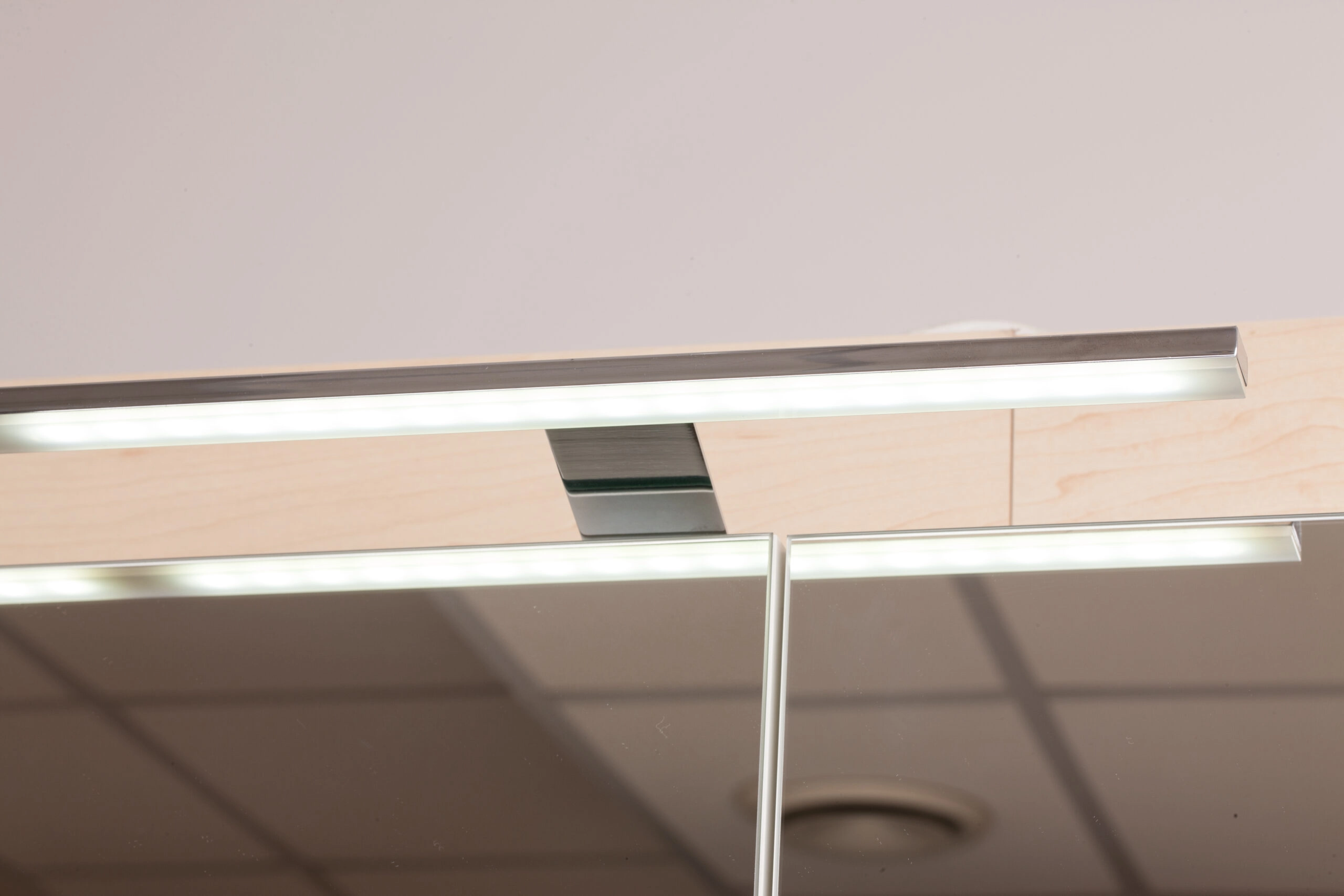 LED lys på spejlskab. Fra SPA Kompaniet.