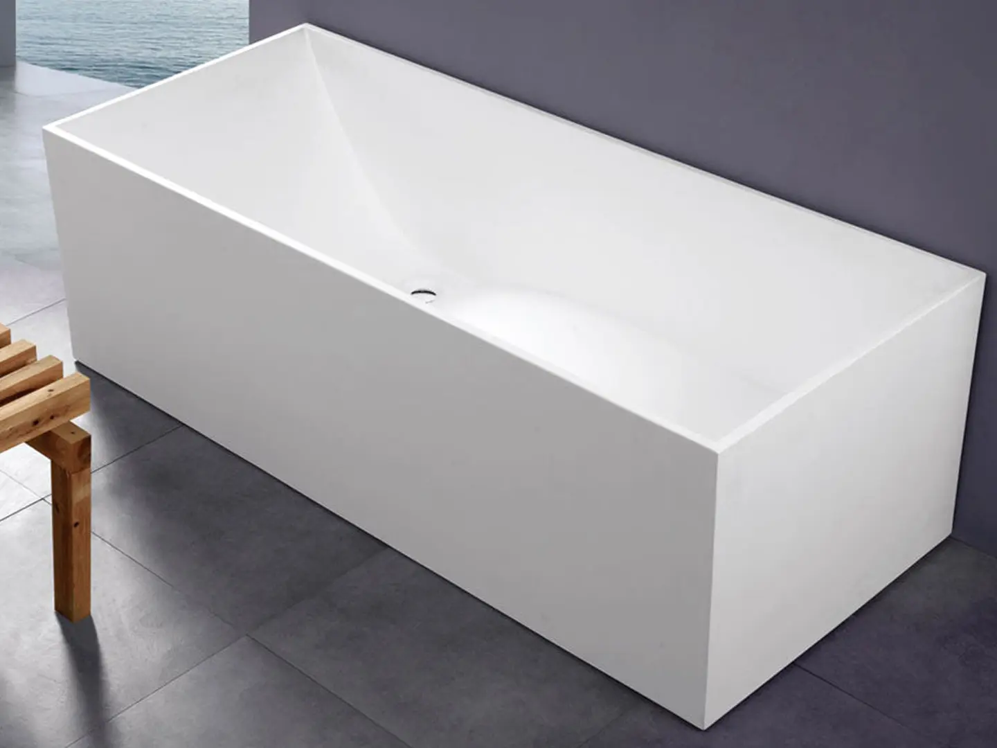 Badia hvidt RockSolid stenbadekar, 170 cm. i et badeværelsesmiljø. Fra SPA Kompaniet.