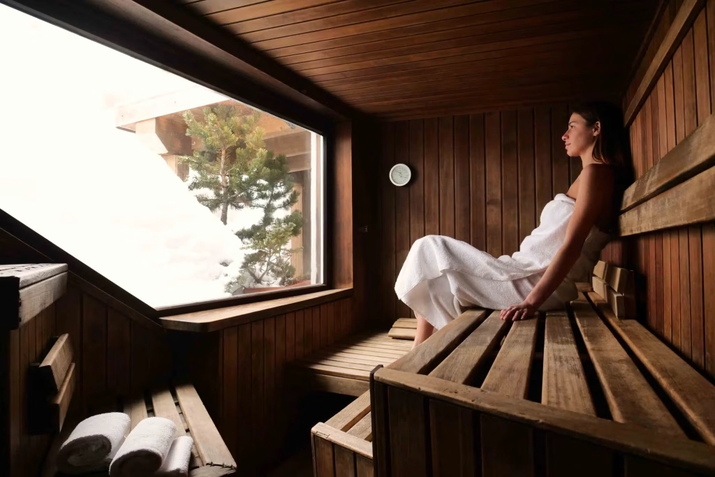 Exklusiv utomhusbastu med panoramafönster från SPA Kompaniet belägen i dansk trädgårdsmiljö